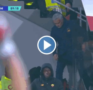 فيديو مورينيو يغادر الملعب قبل صافرة النهاية..