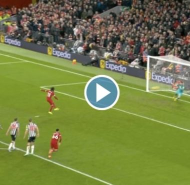 فيديو محمد صلاح يهدر ركلة جزاء أمام نيوكاسل